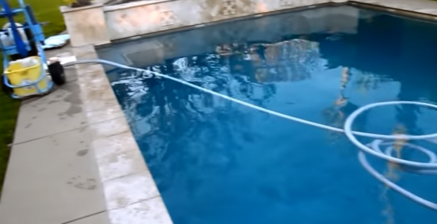 How Do Automatic Pool Vacuum Cleaners Work
