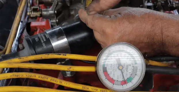 How to Adjust a Carburetor with a Vacuum Gauge